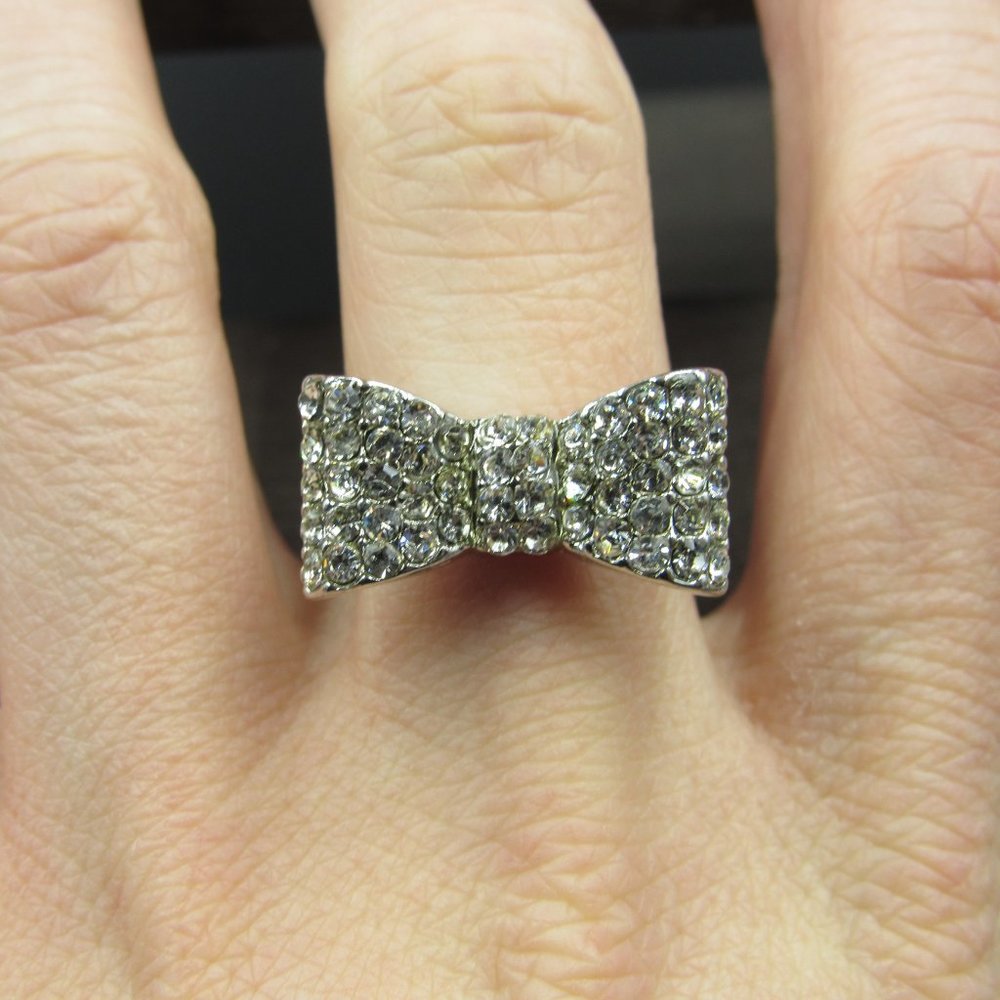 Size 8.75 Silver Tone Large Crystal Bow Band Ring - Picture 3 of 6